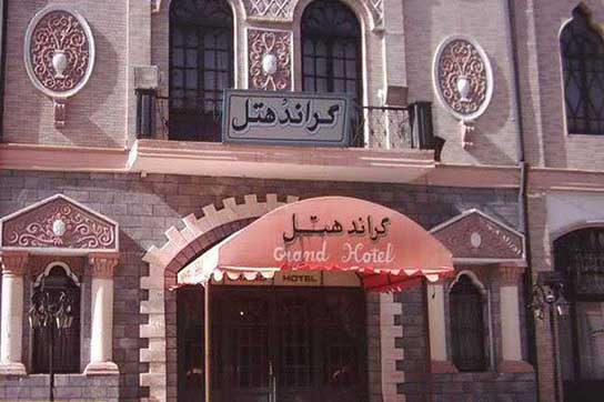 مردم تهران، ۱۰۰ سال است که برای نشستن در اینجا، صف ایستادهاند+ تصاویر 19 مردم تهران، 100 سال است که برای نشستن در اینجا، صف ایستادهاند