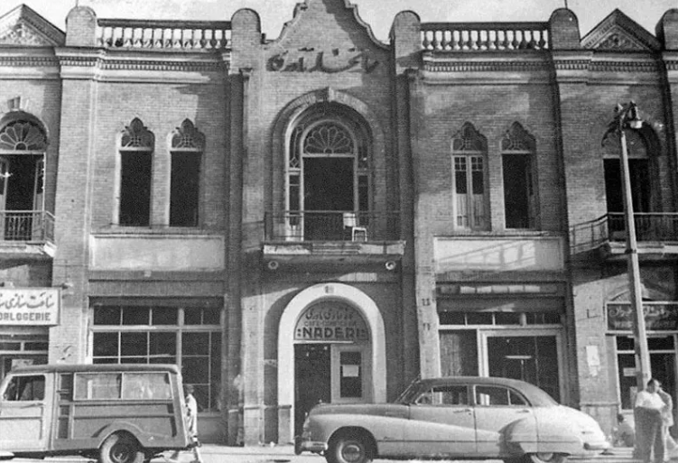 مردم تهران، ۱۰۰ سال است که برای نشستن در اینجا، صف ایستادهاند+ تصاویر 18 مردم تهران، 100 سال است که برای نشستن در اینجا، صف ایستادهاند