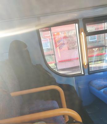 پوشش جالب یک زن در اتوبوسی در لندن پربازدید شد+عکس