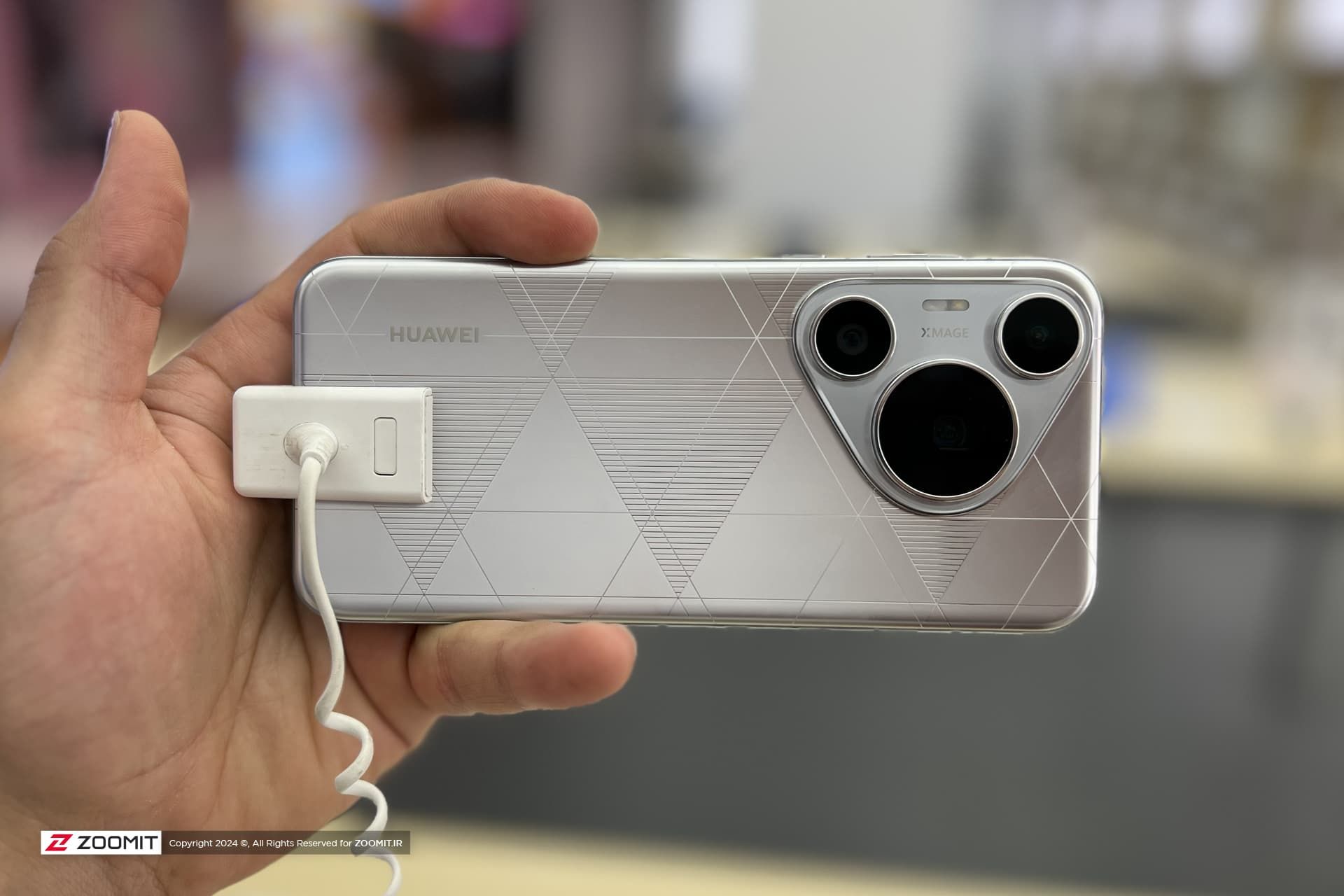 نگاه نزدیک زومیت به پیورا ۷۰؛ گوشی پرچمدار ۲۰۲۴ هواوی_کویر دانش 11 هواوی پیورا ۷۰ پرو پلاس / Huawei Pura 70 Pro Plus نمای پشتی افقی