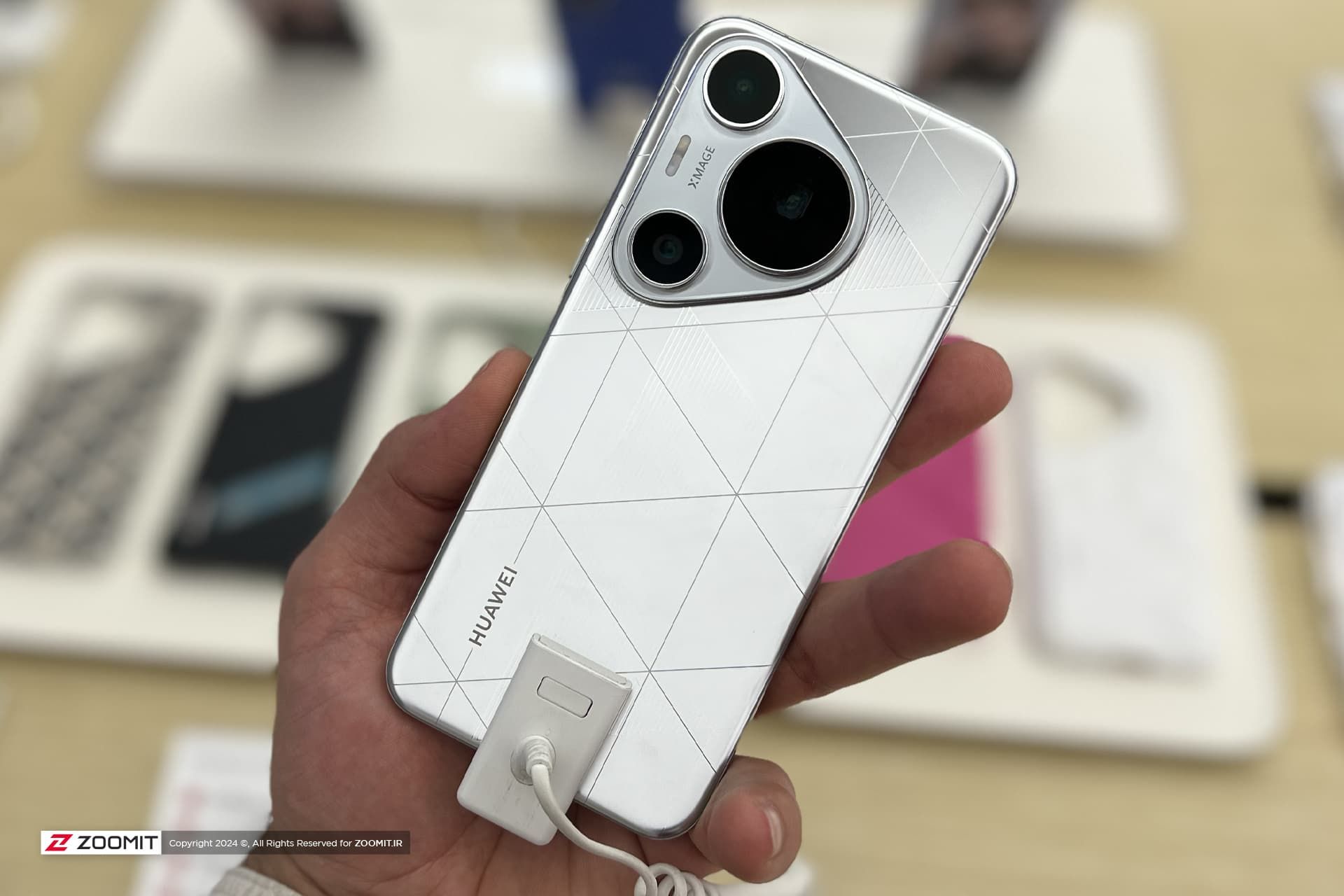 نگاه نزدیک زومیت به پیورا ۷۰؛ گوشی پرچمدار ۲۰۲۴ هواوی_کویر دانش 10 هواوی پیورا ۷۰ پرو پلاس / Huawei Pura 70 Pro Plus نمای پشت