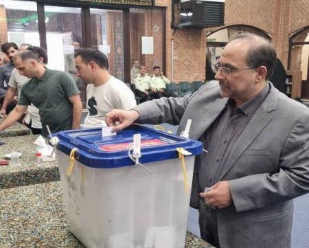 رئیس فرهنگستان علوم رأی خود را به صندوق انداخت