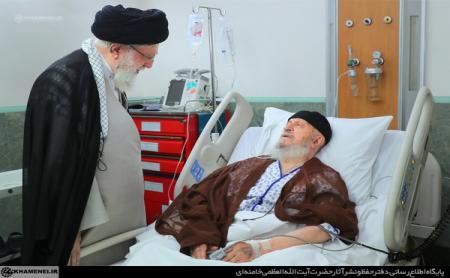 عیادت رهبر انقلاب از آیت‌الله مکارم شیرازی + عکس