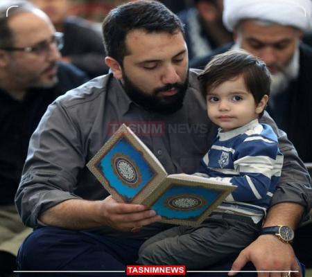 تصویری از فرزند و نوه شهید نیلفروشان در نماز جمعه امروز تهران به امامت رهبر انقلاب
