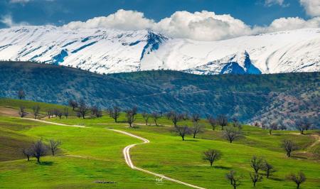 چشم انداز شهر دِهدِز در روزهای بهاری