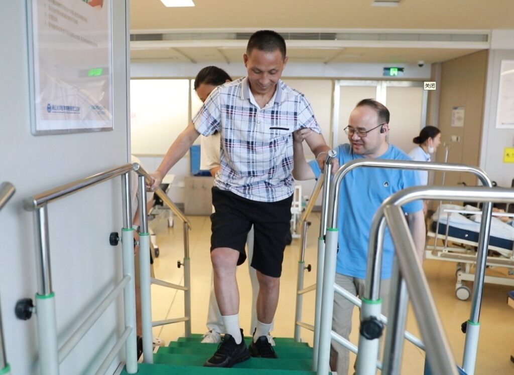 بیمار فلج چینی با ایمپلنت نخاعی