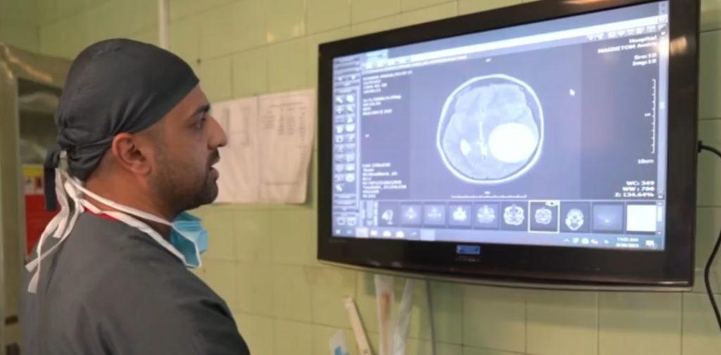 جراحی موفقیت آمیز خروج توده 8 سانتی متری از مغز دختر 13 ساله در این بیمارستان تهران