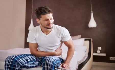 دلیل درد در ناحیه راست شکم چیست؟/ در این شرایط به پزشک مراجعه کنید